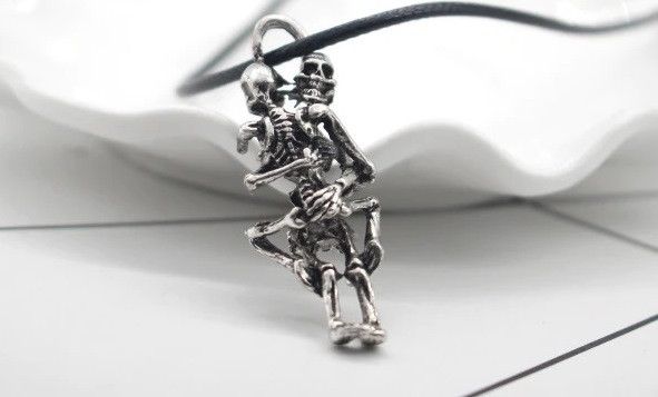 Jewelry Vintage Punk Skull Hug Pendant Necklace Size ONE SIZE - 3 Thumbnail
