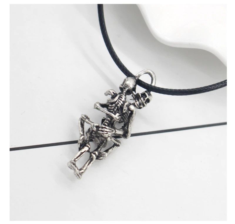 Jewelry Vintage Punk Skull Hug Pendant Necklace Size ONE SIZE - 2 Thumbnail