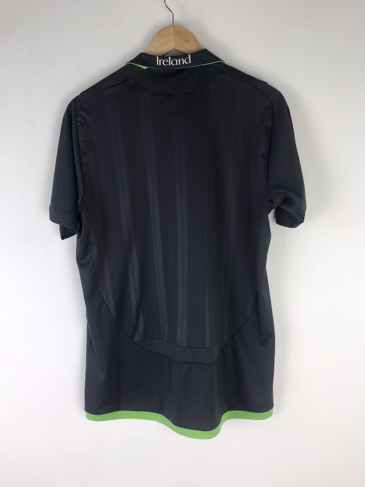 Umbro MEN'S UMBRO REPUBLIC IRELAND 2009/2010 IRISH SOCCER,SIZE M Size US M / EU 48-50 / 2 - 2 Thumbnail