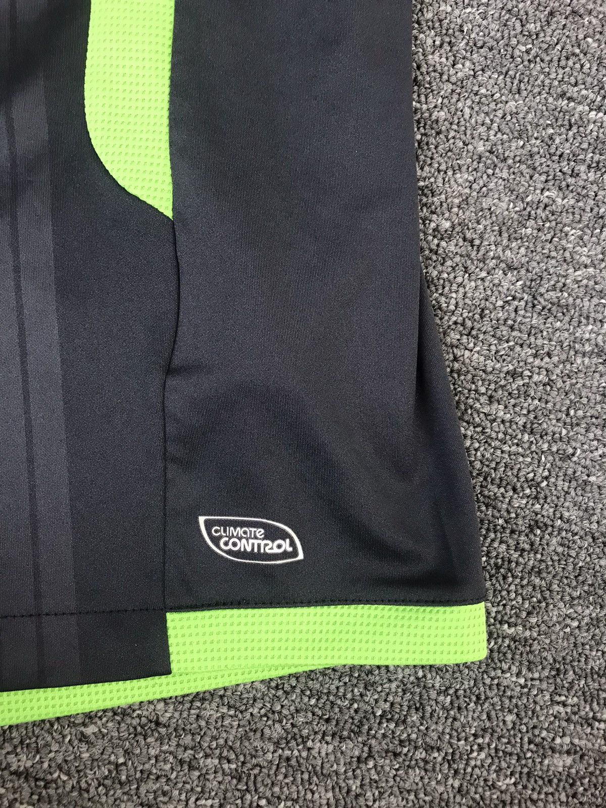 Umbro MEN'S UMBRO REPUBLIC IRELAND 2009/2010 IRISH SOCCER,SIZE M Size US M / EU 48-50 / 2 - 4 Thumbnail
