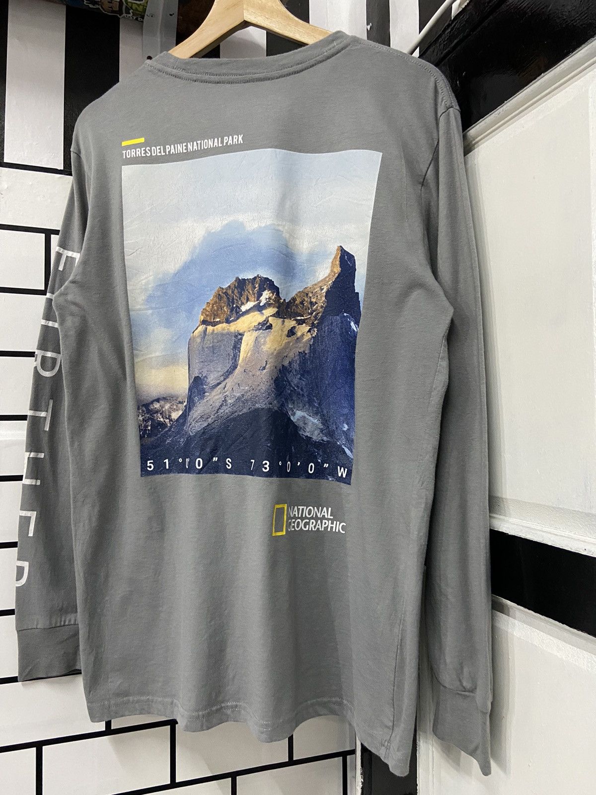Arts & Science × Vintage National Geographic Further Torres Del Paine National Park Size US M / EU 48-50 / 2 - 5 Thumbnail