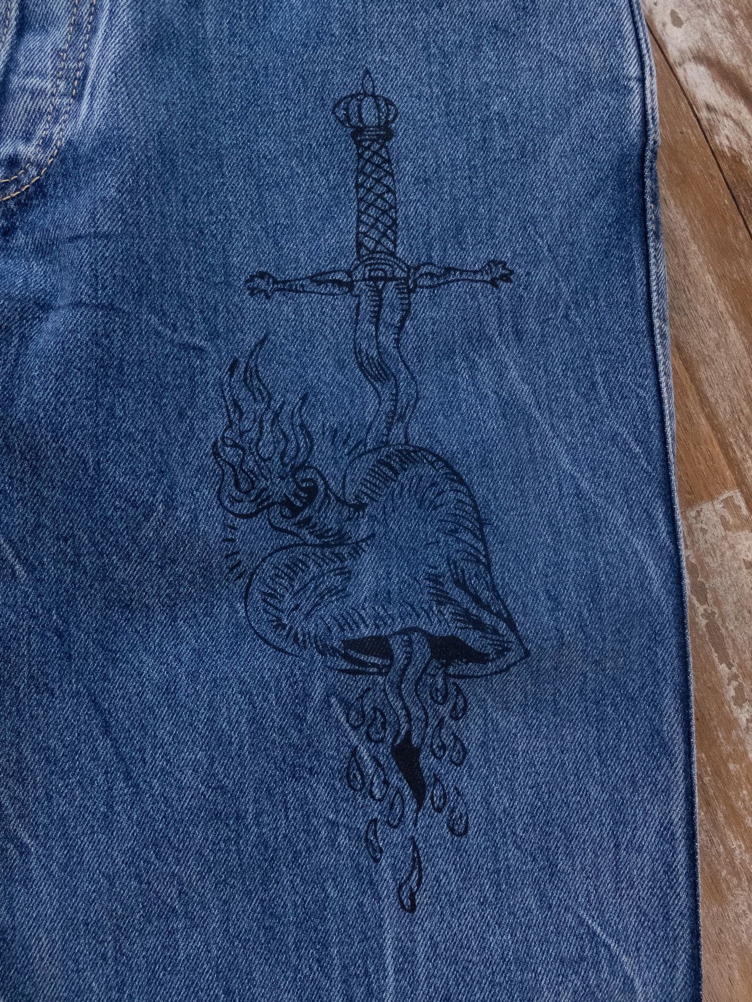 Givenchy $775 GIVENCHY blue regular fit heart & dagger jeans 30 Size US 30 / EU 46 - 3 Thumbnail