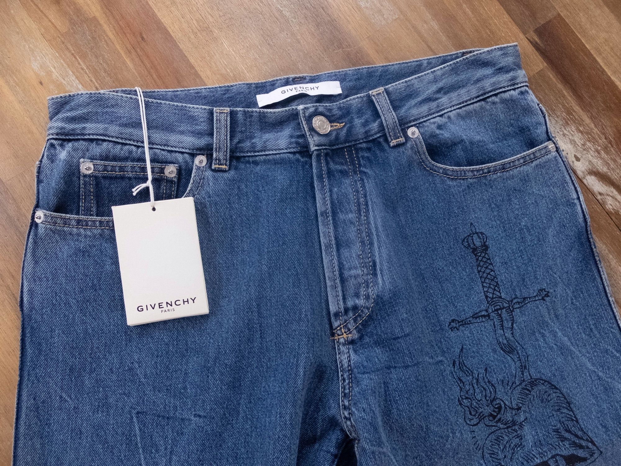 Givenchy $775 GIVENCHY blue regular fit heart & dagger jeans 30 Size US 30 / EU 46 - 2 Thumbnail