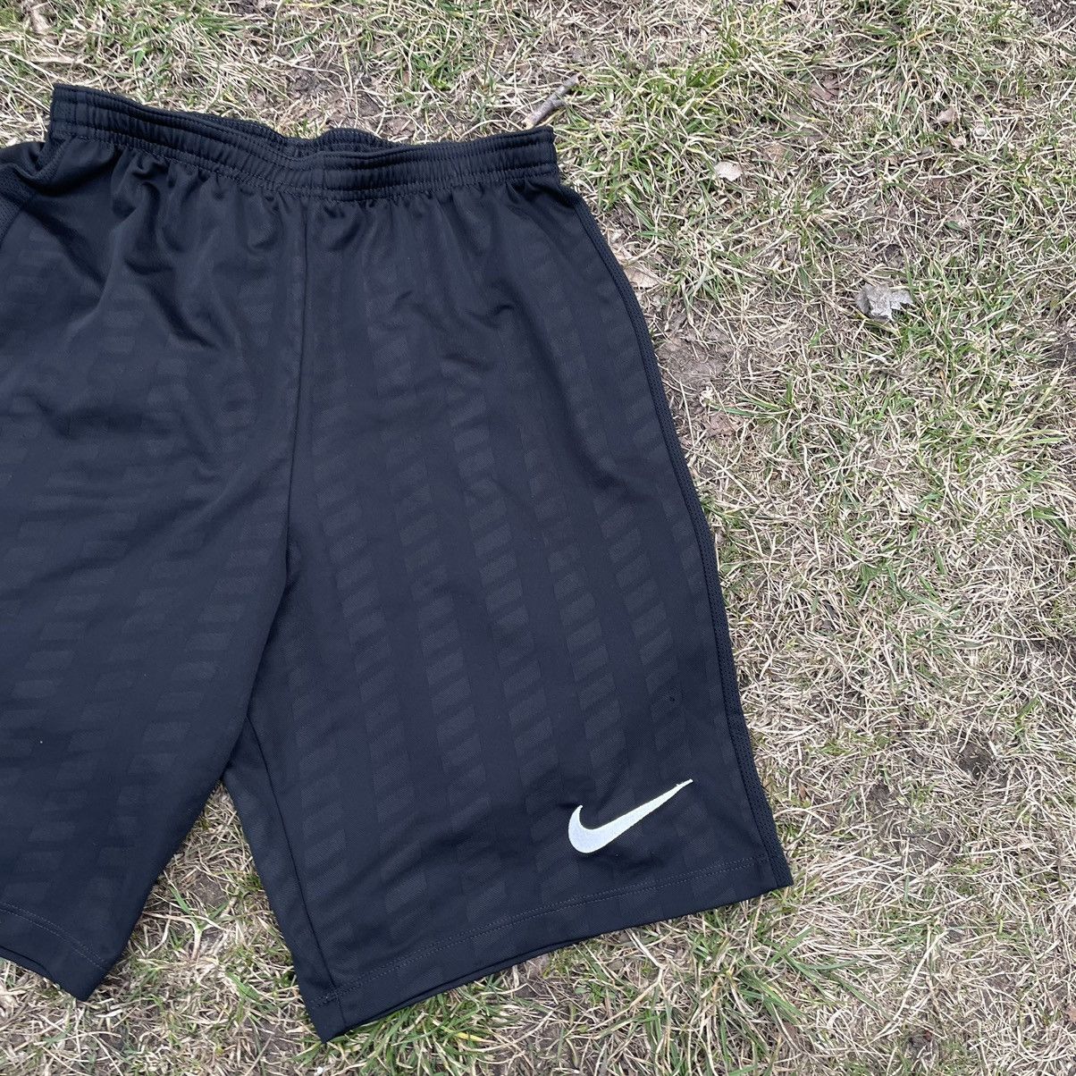 Vintage Vintage Nike Swoosh Shorts Y2K Streetwear Baggy Black 30 Size US 30 / EU 46 - 3 Thumbnail