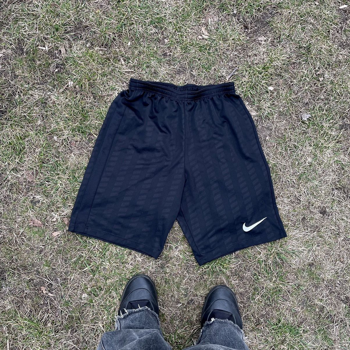 Vintage Vintage Nike Swoosh Shorts Y2K Streetwear Baggy Black 30 Size US 30 / EU 46 - 1 Thumbnail