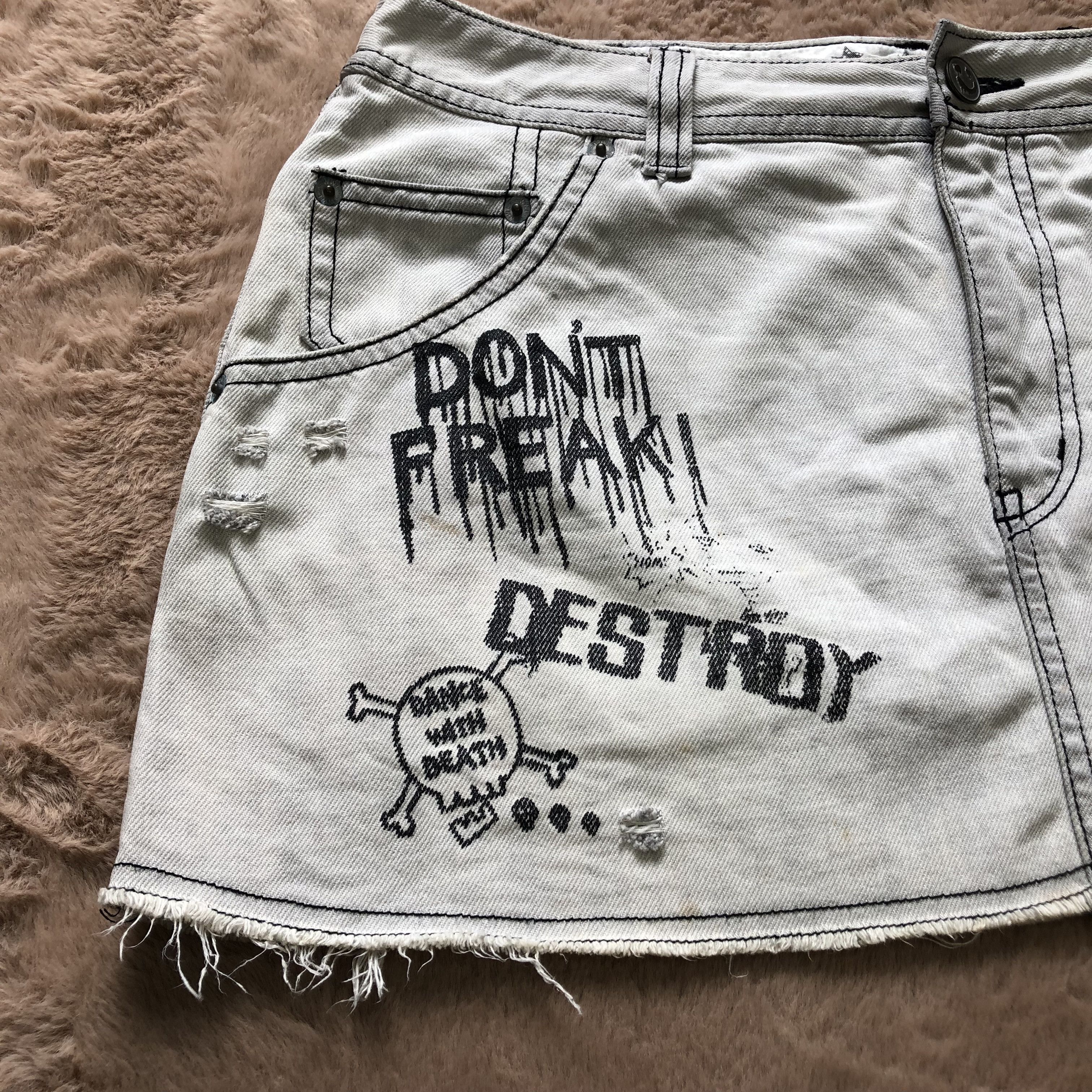 Japanese Brand TRASHED🔥 WORLD WIDE LOVE PAINTING MINI SKIRTS #5721-203 Size 32" / US 10 / IT 46 - 3 Thumbnail