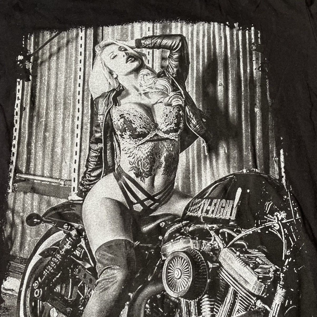 Vintage Vintage Y2K Graphic Tee Thrashed Black Grunge Streetwear M Size US M / EU 48-50 / 2 - 6 Thumbnail