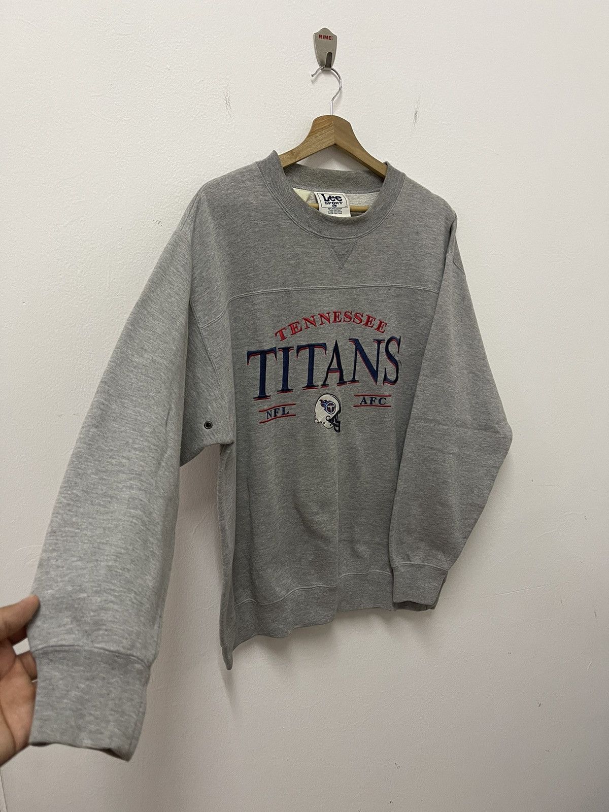 Lee × NFL × Vintage Vintage Lee Sport Tennessee Titans Spell Out Sweatshirt Size US L / EU 52-54 / 3 - 3 Thumbnail