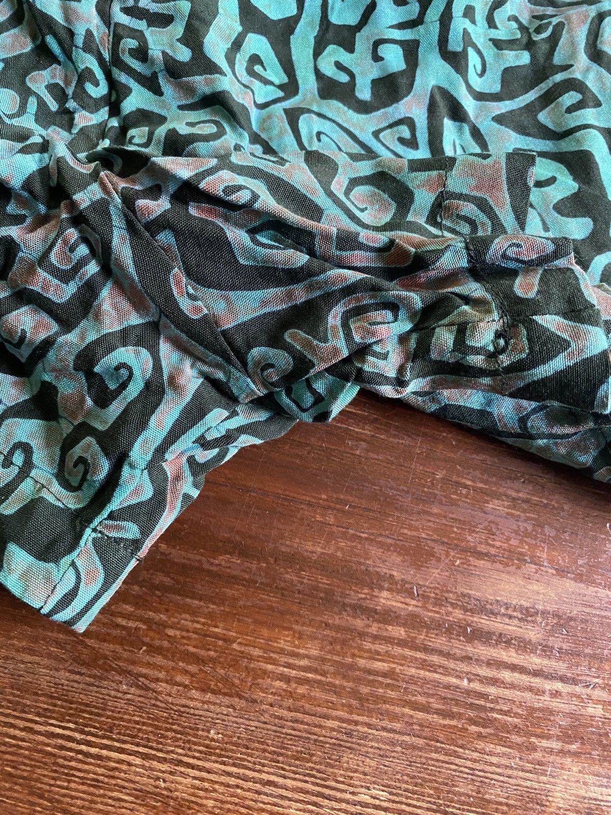 Vintage Vintage 80’s Big World Tribal Pattern Rayon Short Shorts Size US 28 / EU 44 - 4 Thumbnail