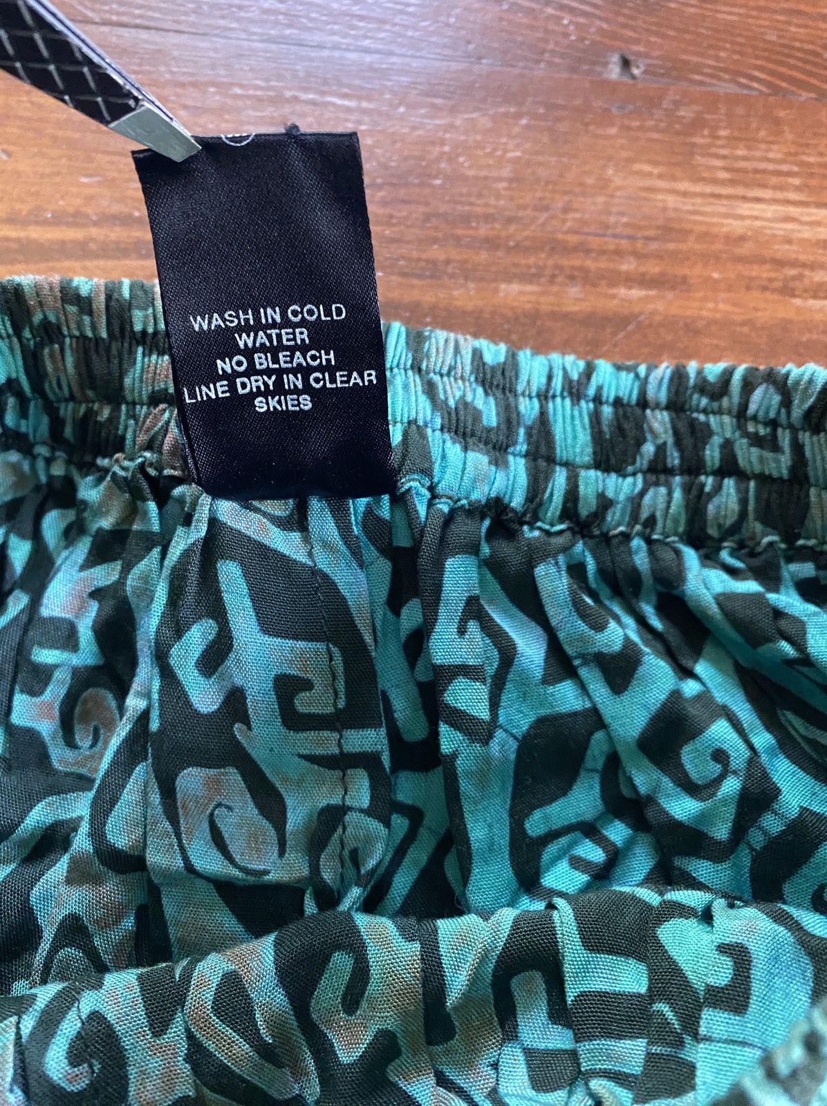Vintage Vintage 80’s Big World Tribal Pattern Rayon Short Shorts Size US 28 / EU 44 - 7 Thumbnail