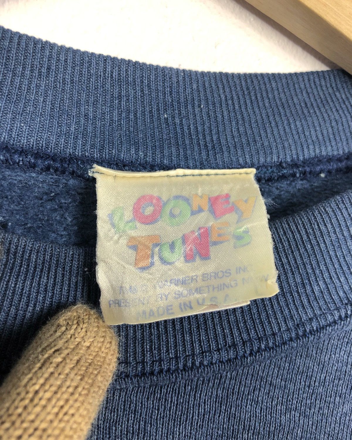 Vintage Vintage 1993 Looney Tunes Tazmania Bugs Bunny Sweatshirt Size US L / EU 52-54 / 3 - 9 Thumbnail