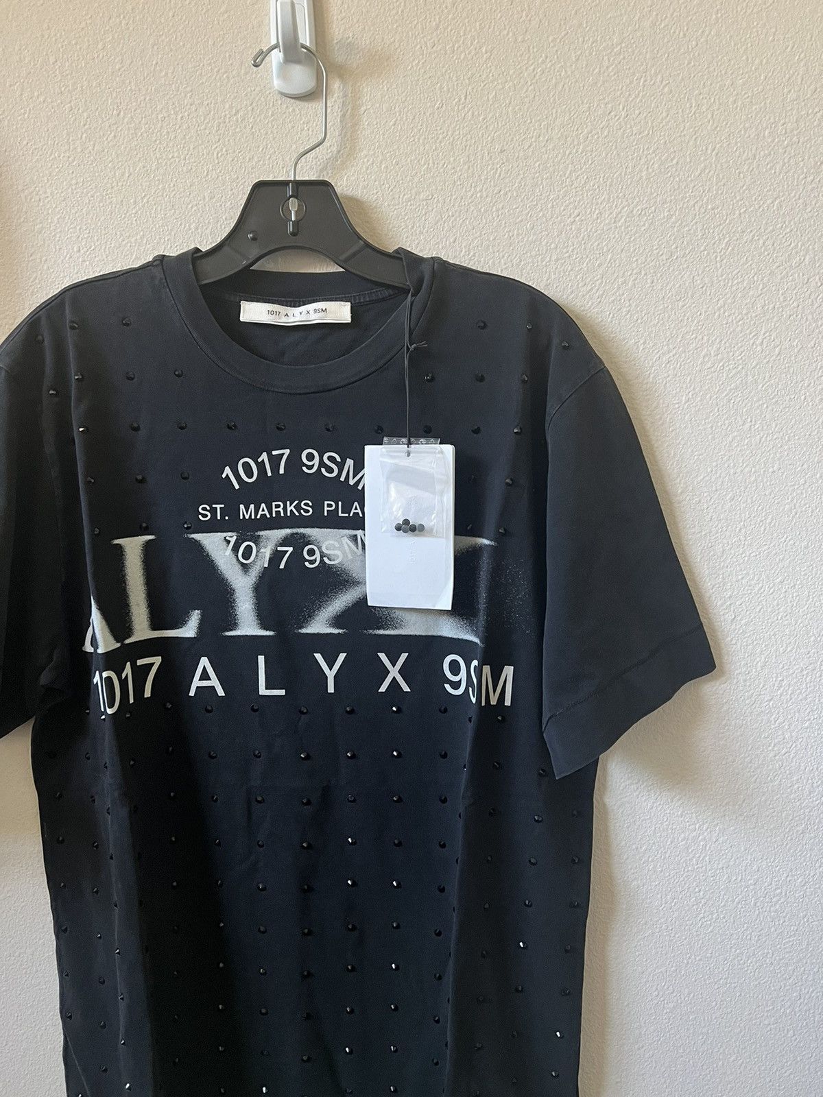 1017 ALYX 9SM 1017 ALYX 9SM Sequin Logo T-Shirt Size US XL / EU 56 / 4 - 3 Thumbnail