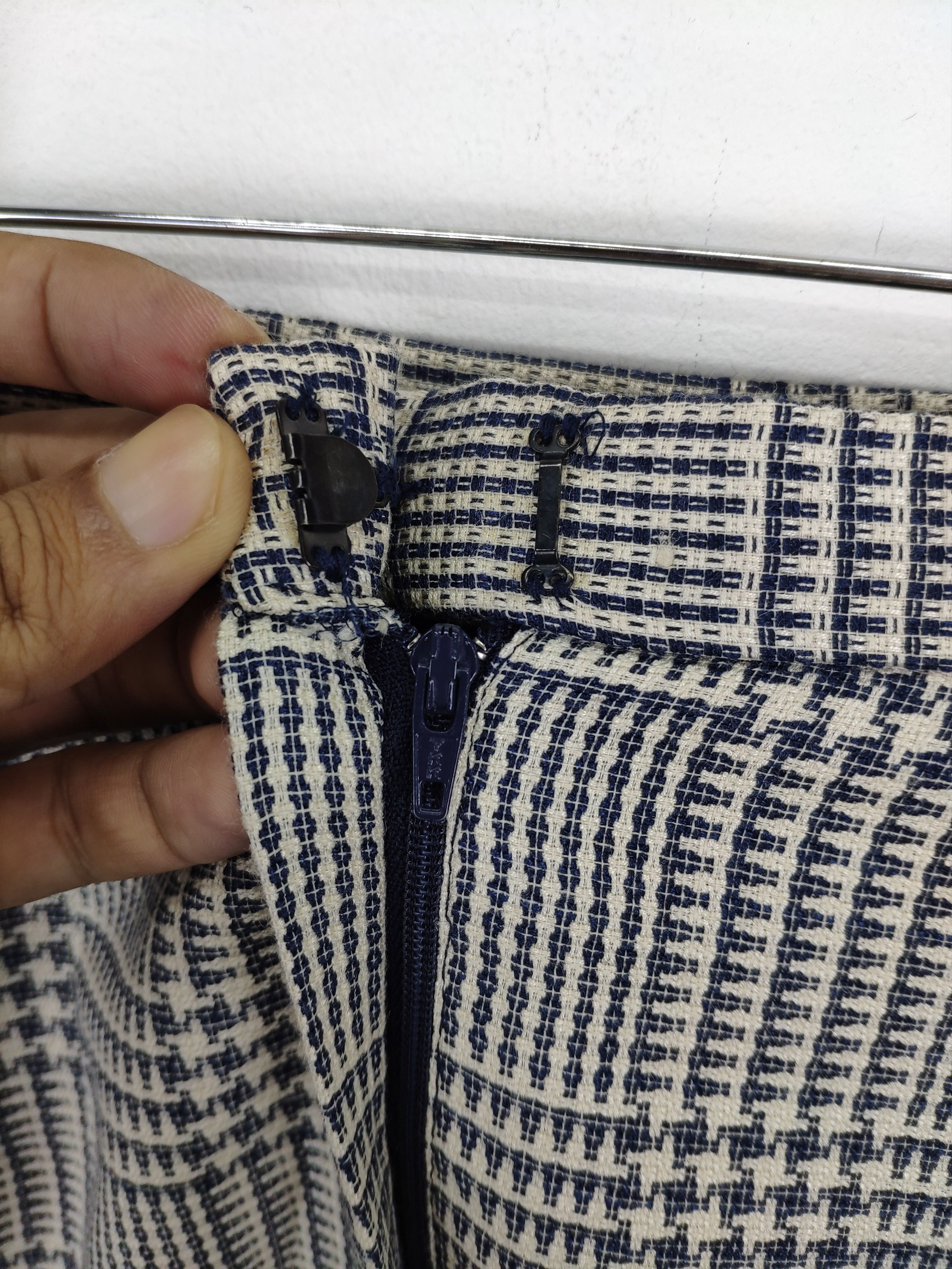 The Unbranded Brand × Vintage Vintage Unbranded Midi Skirt Houndstooth Size 26" / US 2 / IT 38 - 6 Thumbnail