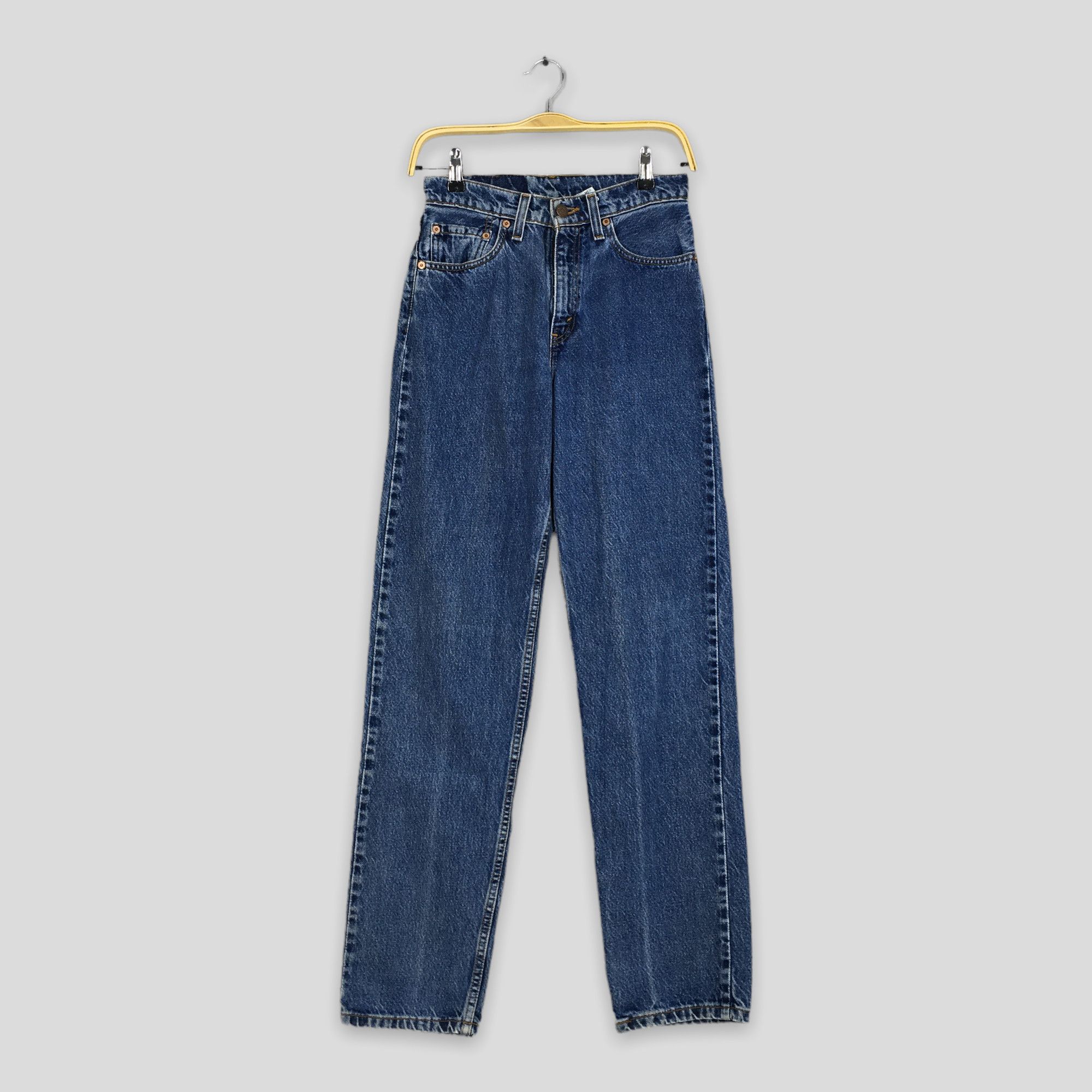 image of Size 26X32 Vintage Levi's 560 Relaxed Fit Tapered Leg Jeans in Blue, Women's