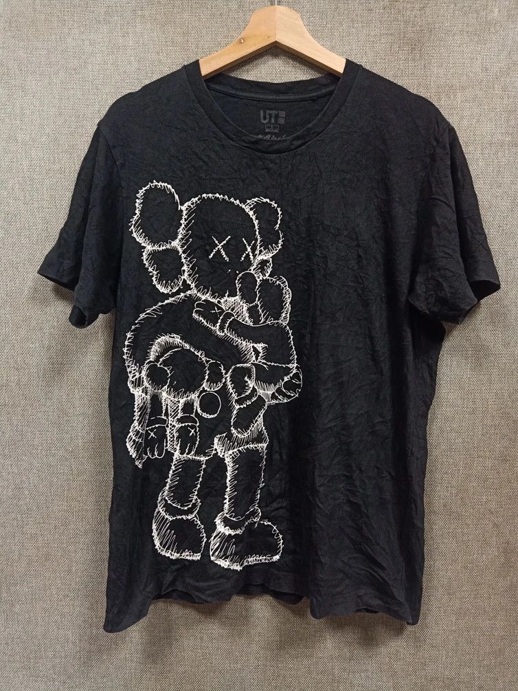 Kaws × Uniqlo vintage t shirt kaws very rare Size US M / EU 48-50 / 2 - 1 Thumbnail