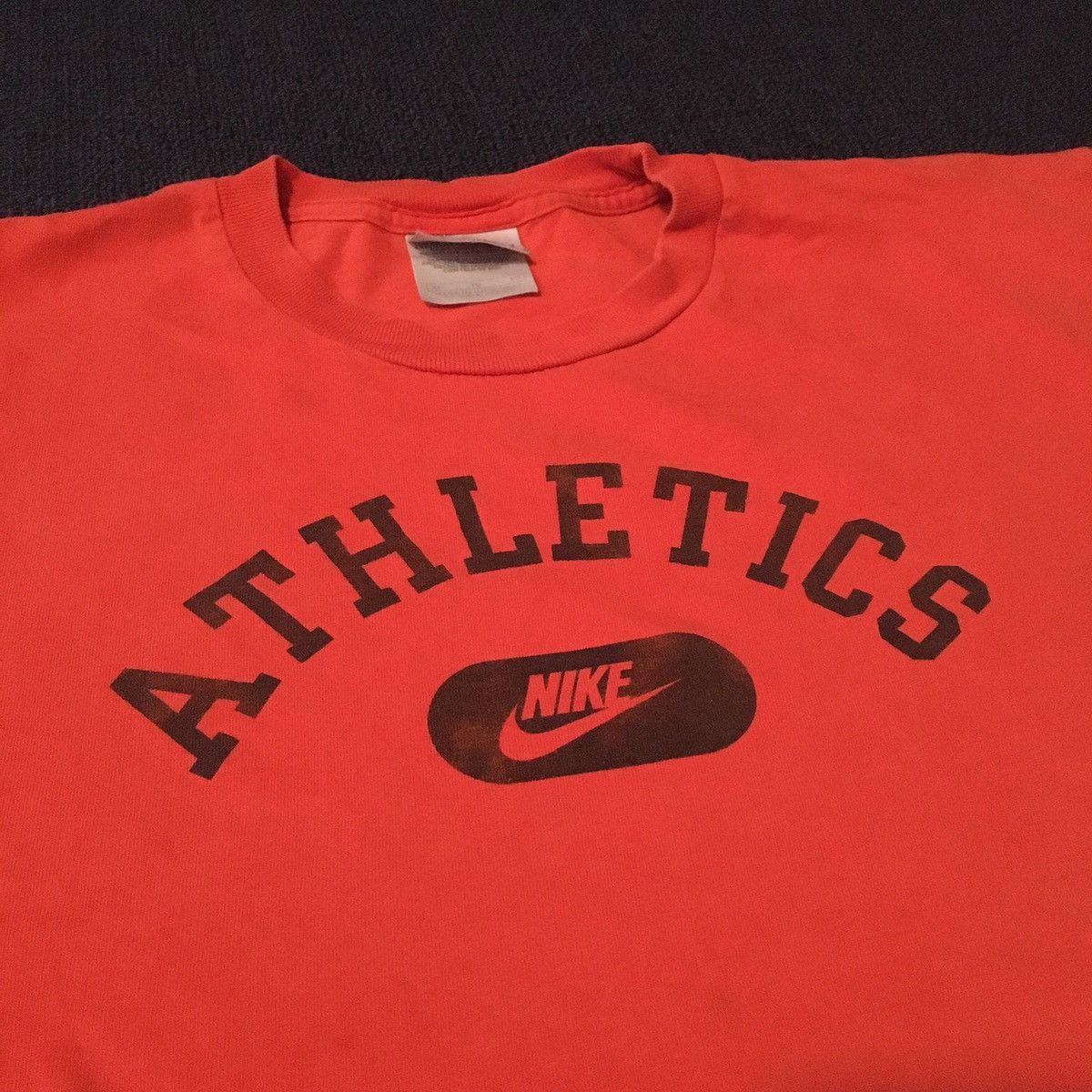 Nike Vintage 00s Nike Athletics Basic Center Swoosh Logo T Shirt Size US XL / EU 56 / 4 - 1 Thumbnail