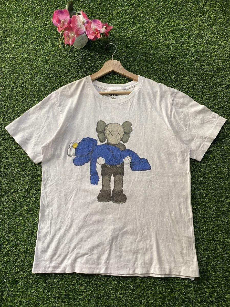Japanese Brand × Kaws × Uniqlo Uniqlo Kaws Tee Size US XL / EU 56 / 4 - 1 Thumbnail