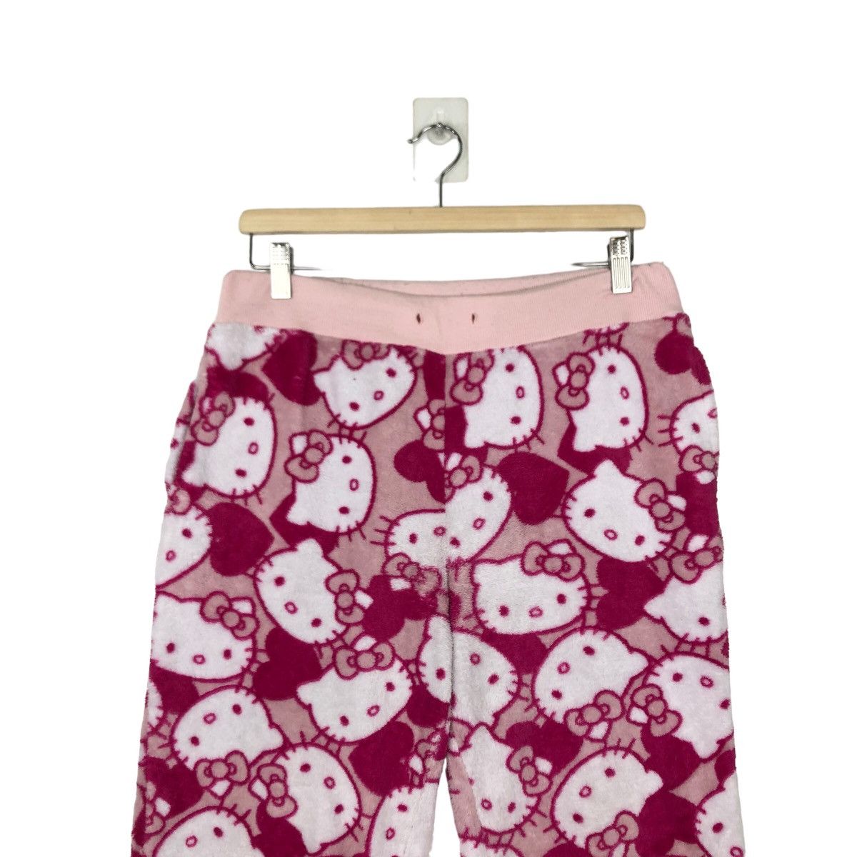 Japanese Brand VERY RARE SWEATPANTS HELLO KITTY OVERPRINT Size 30" / US 8 / IT 44 - 2 Thumbnail