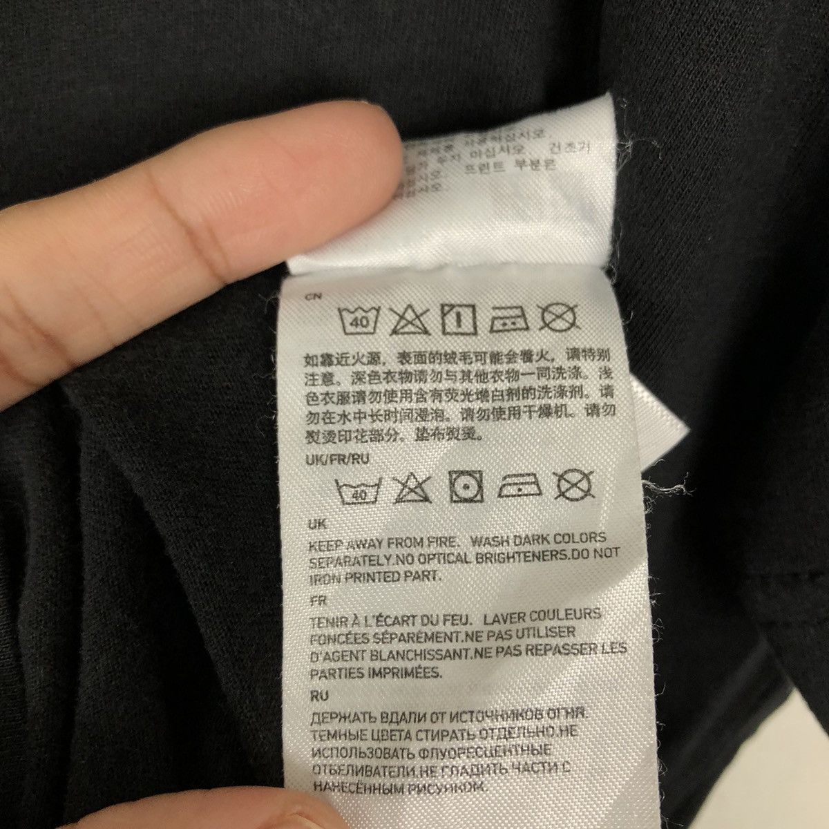 Japanese Brand VINTAGE ONE PIECE UNIQLO T SHIRT BIG LOGO STREETWEAR STYLE Size US XL / EU 56 / 4 - 11 Thumbnail