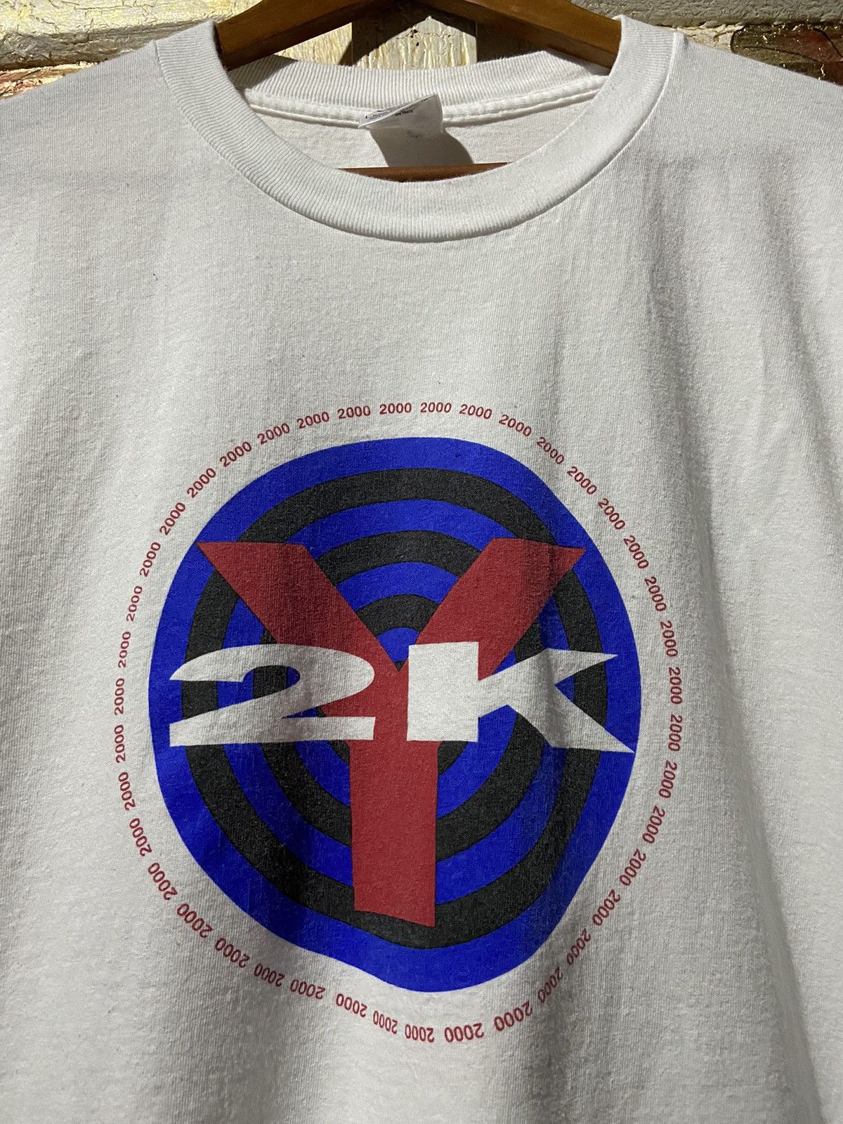 Vintage Vintage Y2K 2000 minimal logo fonts white T-shirt xl Size US XL / EU 56 / 4 - 4 Thumbnail