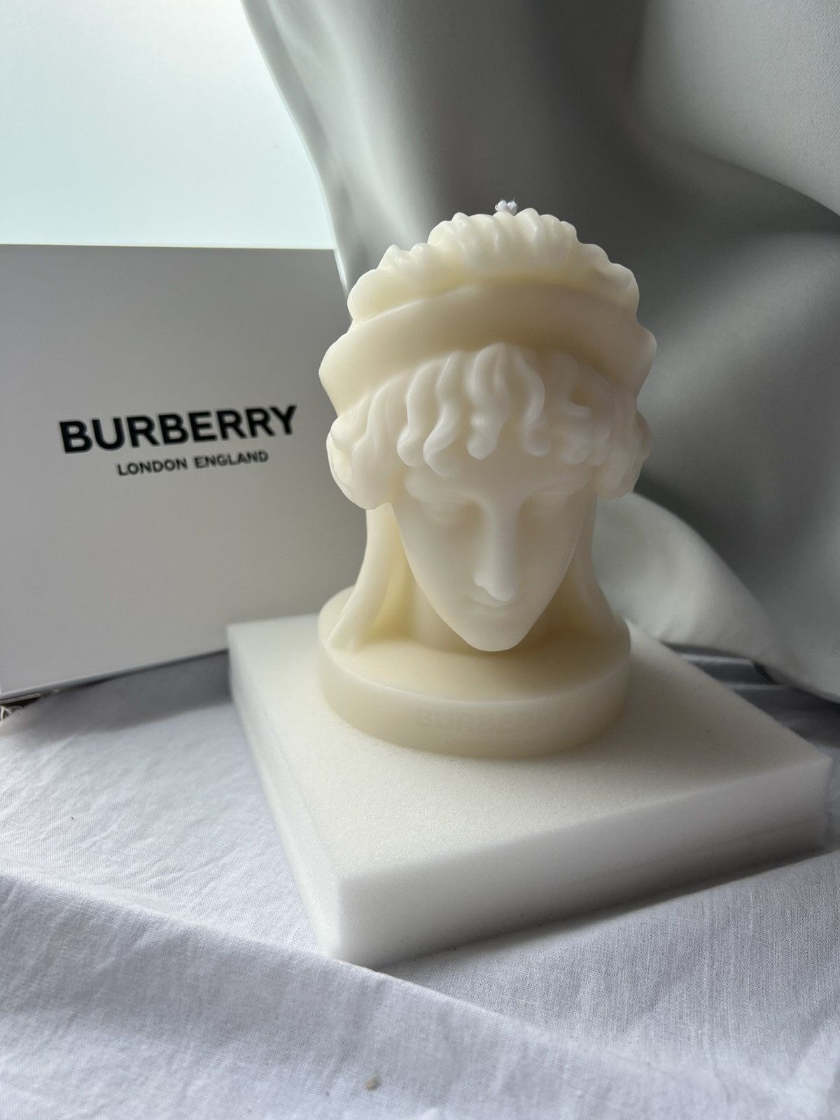 Burberry × Riccardo Tisci Burberry Olympia collection Elpis statue candle home decor Size ONE SIZE - 2 Thumbnail