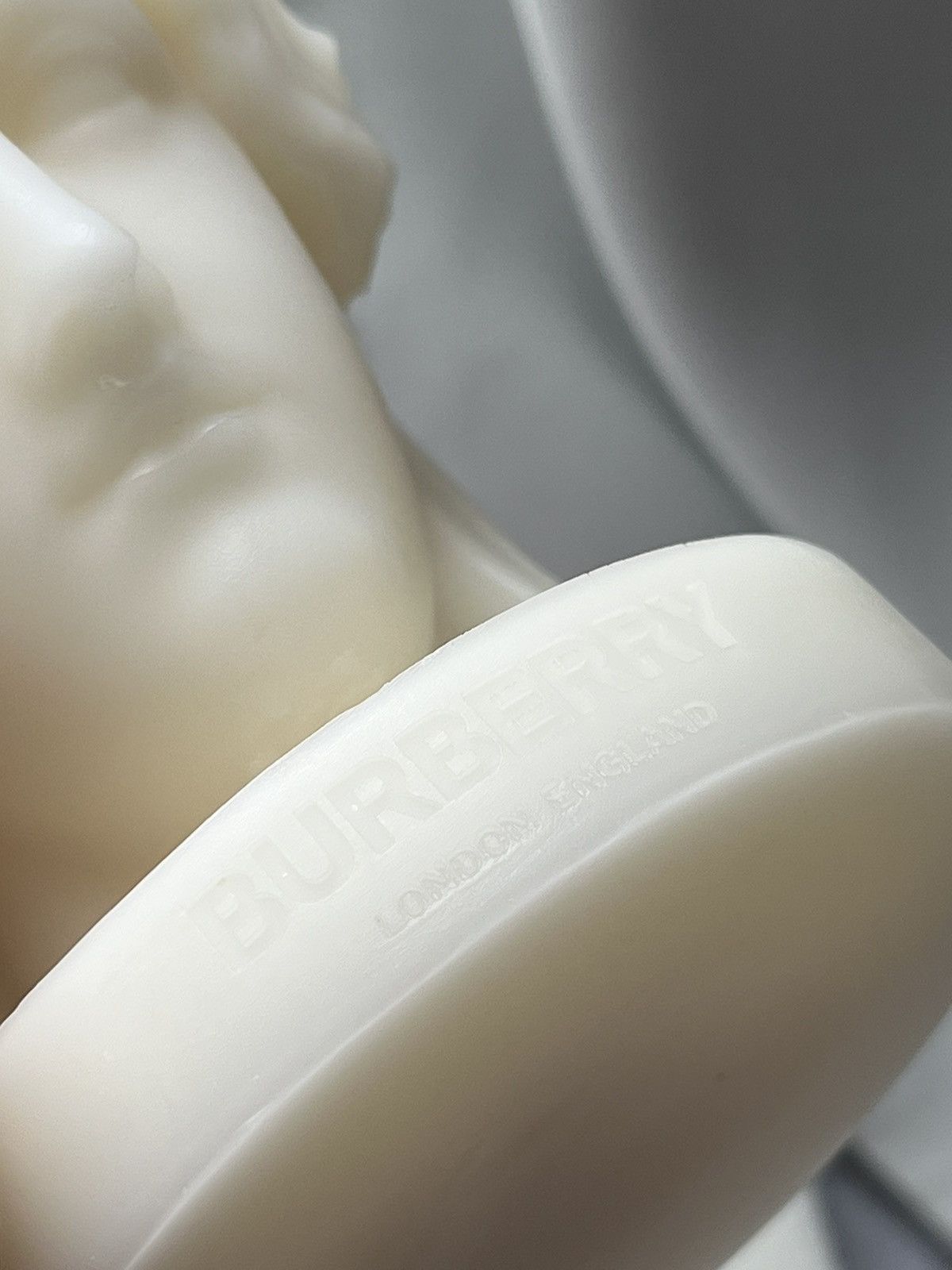 Burberry × Riccardo Tisci Burberry Olympia collection Elpis statue candle home decor Size ONE SIZE - 5 Thumbnail