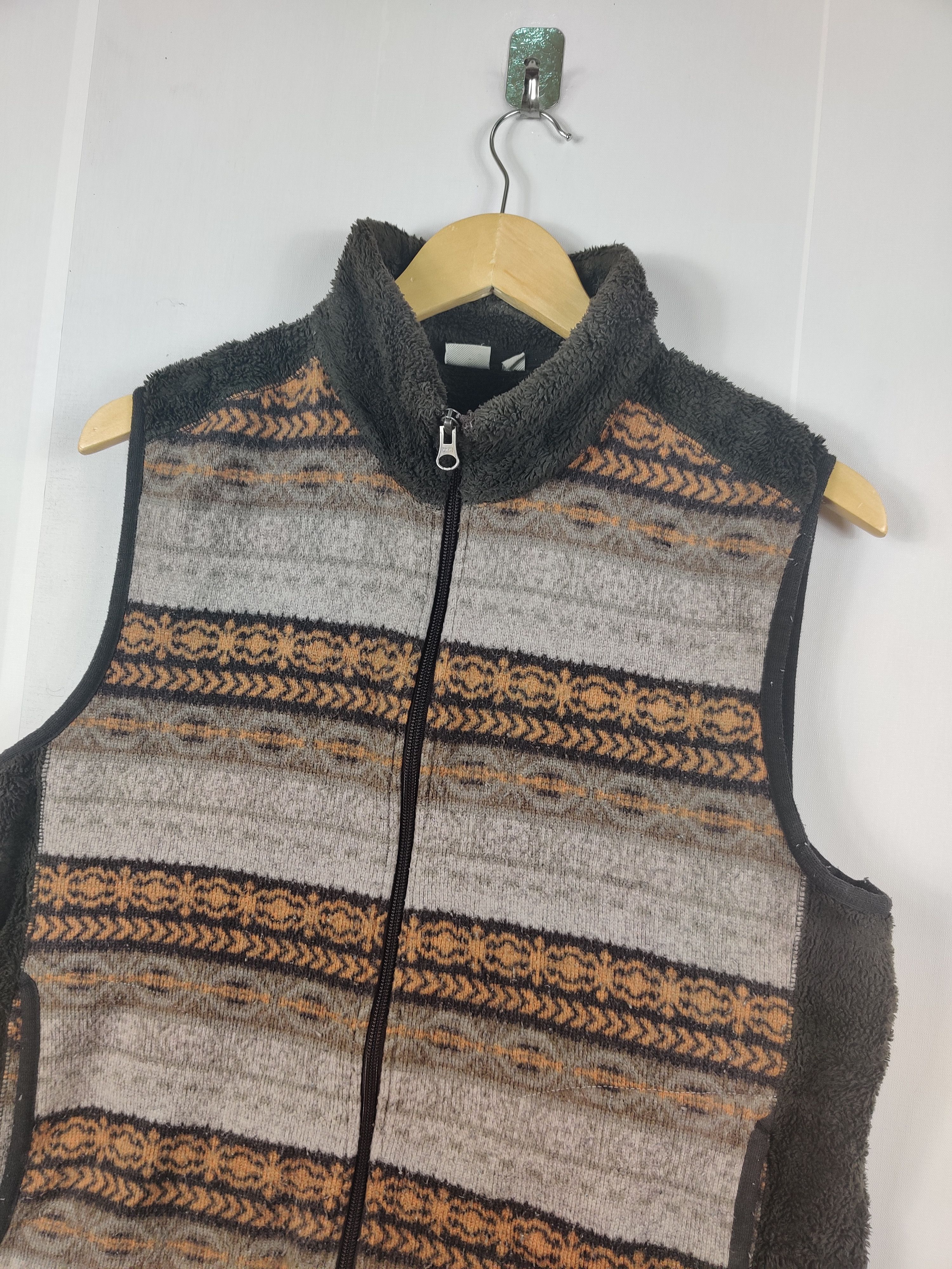 Uniqlo Vintage Uniqlo Fleece Brown Vest Size US XL / EU 56 / 4 - 2 Thumbnail