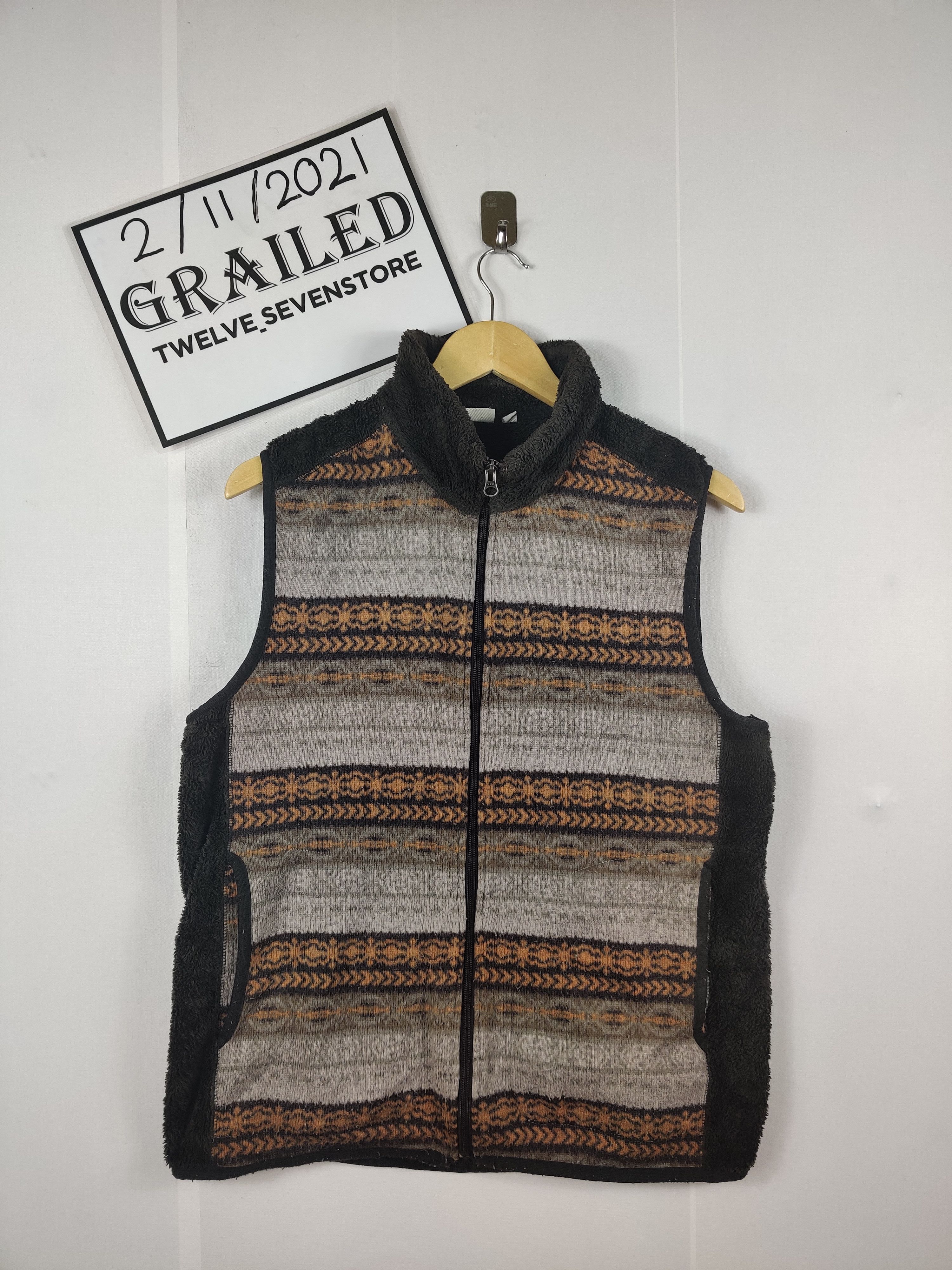 Uniqlo Vintage Uniqlo Fleece Brown Vest Size US XL / EU 56 / 4 - 1 Thumbnail