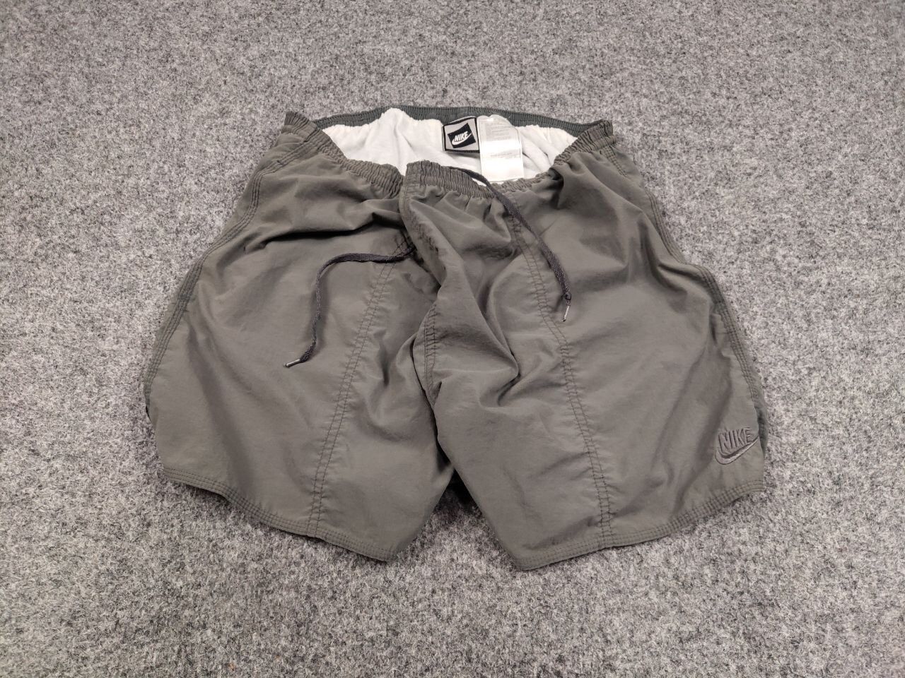 Nike Vintage 90's Nike Logo Nylon Faded Gray Casual Short Style Size US 36 / EU 52 - 2 Thumbnail