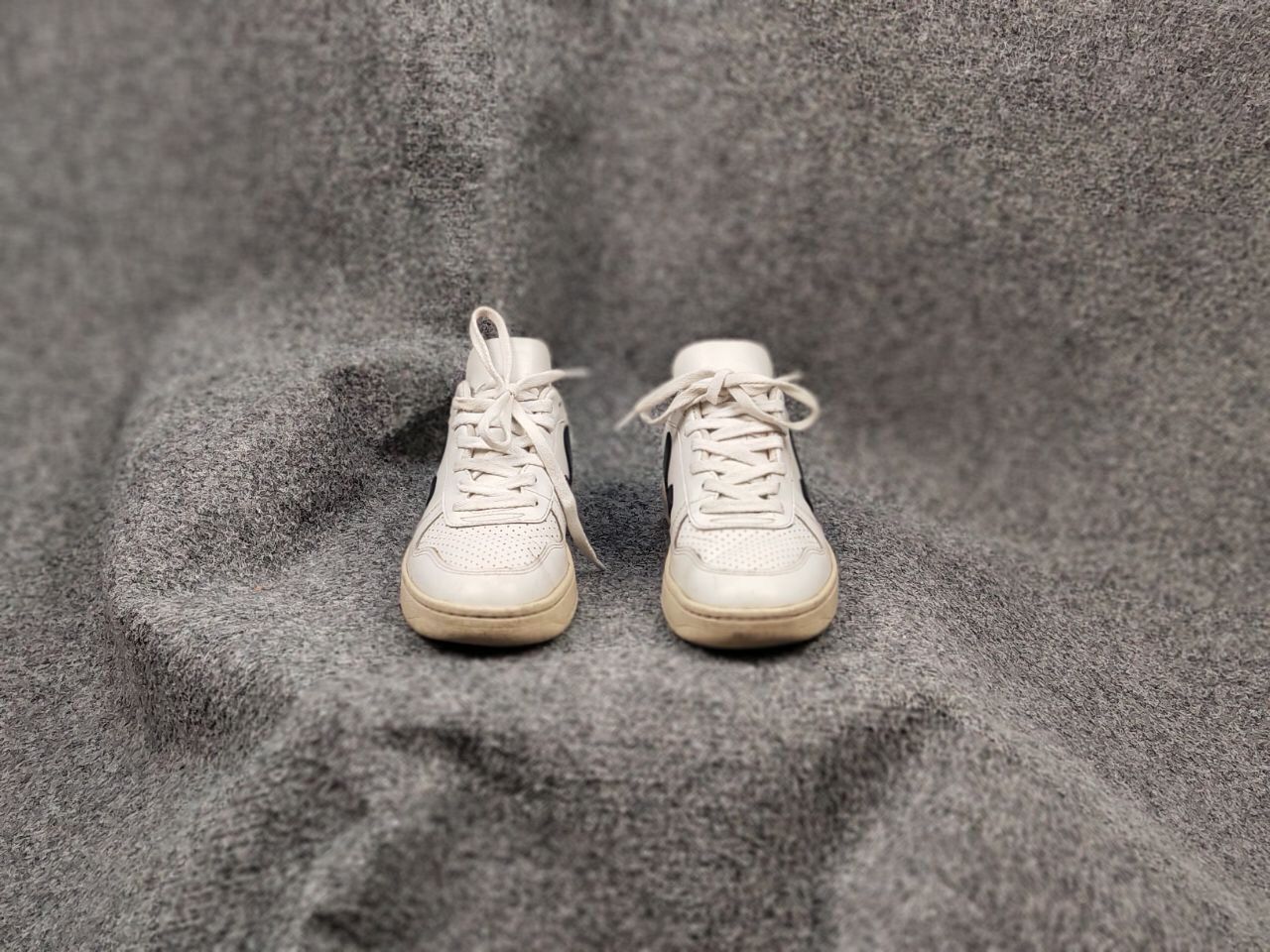Veja Veja V-10 Designer Shoes light Leather Low Top Sneakers Size US 6 / EU 39 - 8 Thumbnail