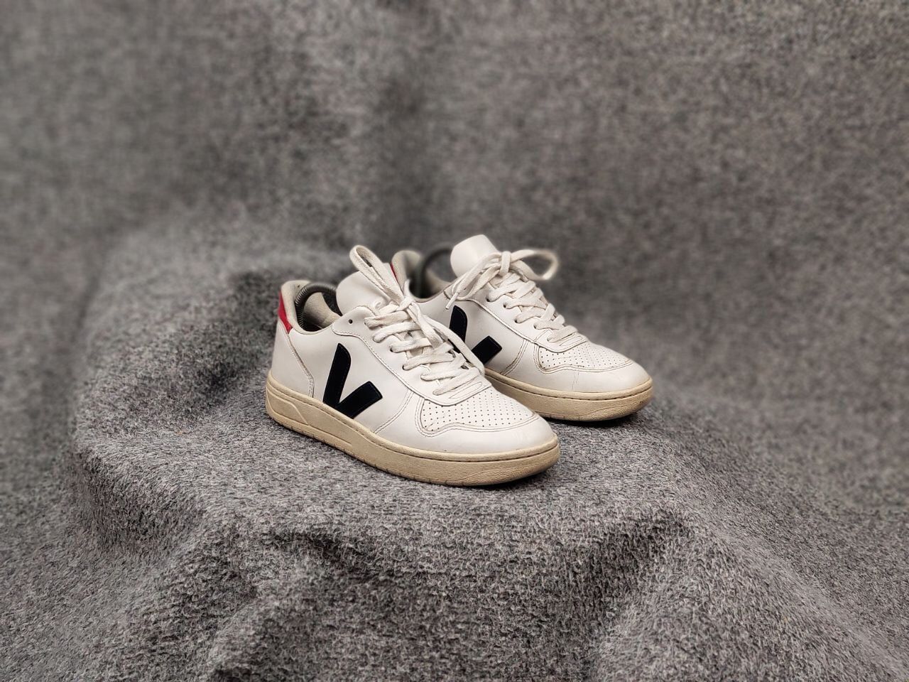 Veja Veja V-10 Designer Shoes light Leather Low Top Sneakers Size US 6 / EU 39 - 7 Thumbnail