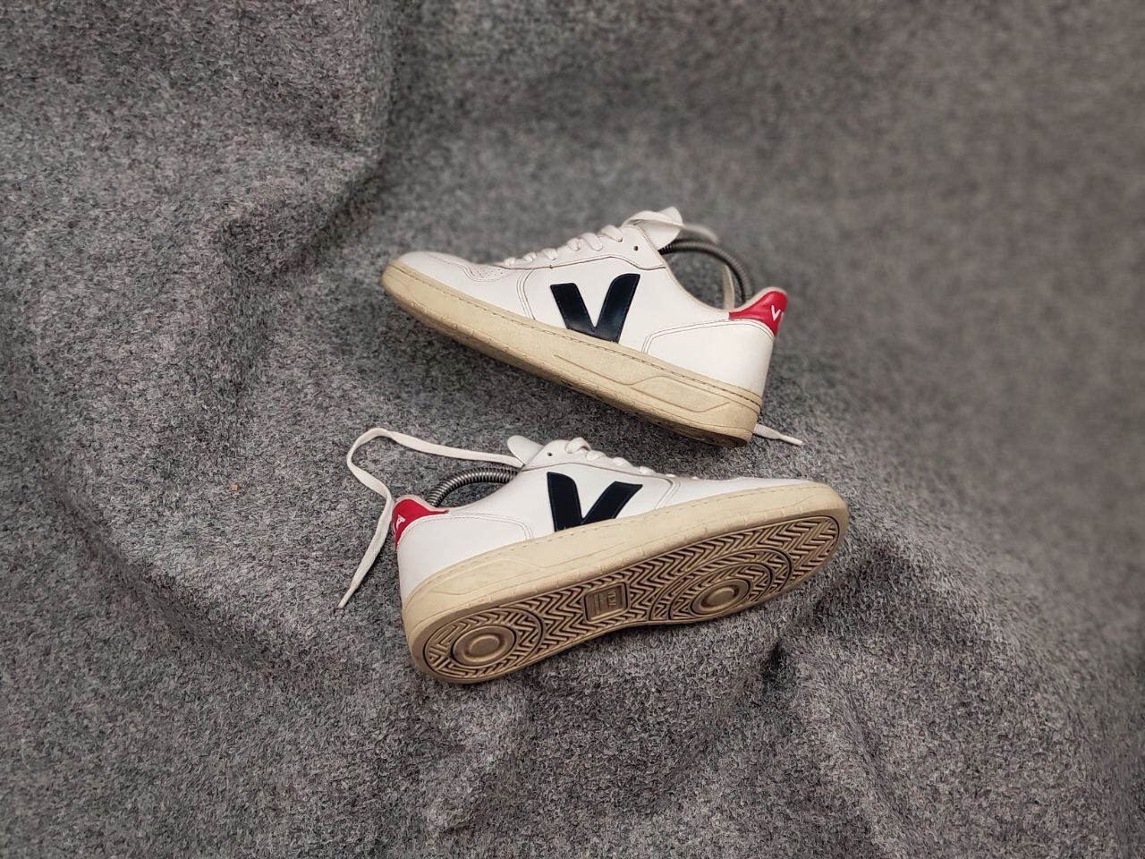 Veja Veja V-10 Designer Shoes light Leather Low Top Sneakers Size US 6 / EU 39 - 2 Thumbnail