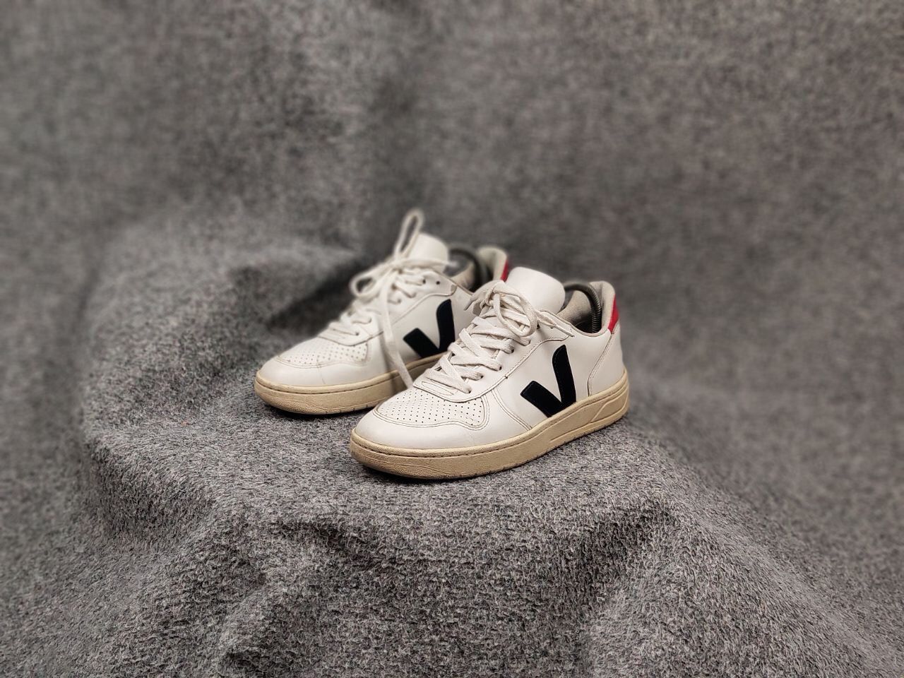 Veja Veja V-10 Designer Shoes light Leather Low Top Sneakers Size US 6 / EU 39 - 9 Thumbnail