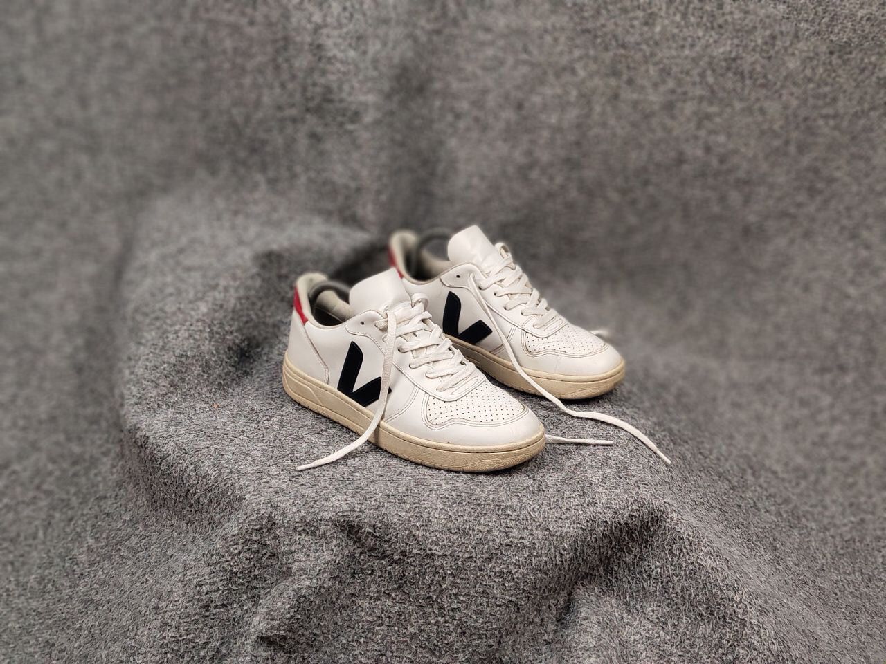 Veja Veja V-10 Designer Shoes light Leather Low Top Sneakers Size US 6 / EU 39 - 3 Thumbnail