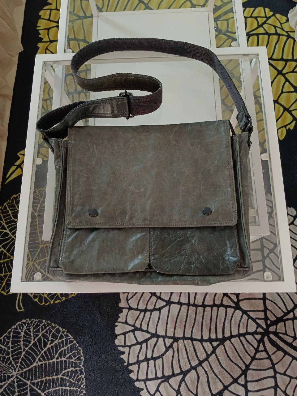 image of Hype x Leather Baggy Port Leather Mesengger Crossbody Bag in Dark Green, Men's