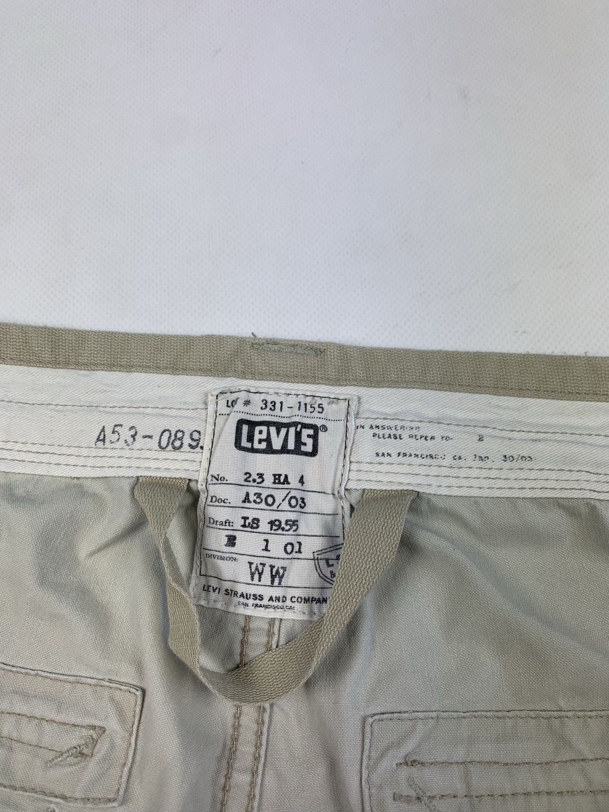 Levi's Levis men’s vintage cargo shorts size 34 beige Size US 34 / EU 50 - 7 Thumbnail
