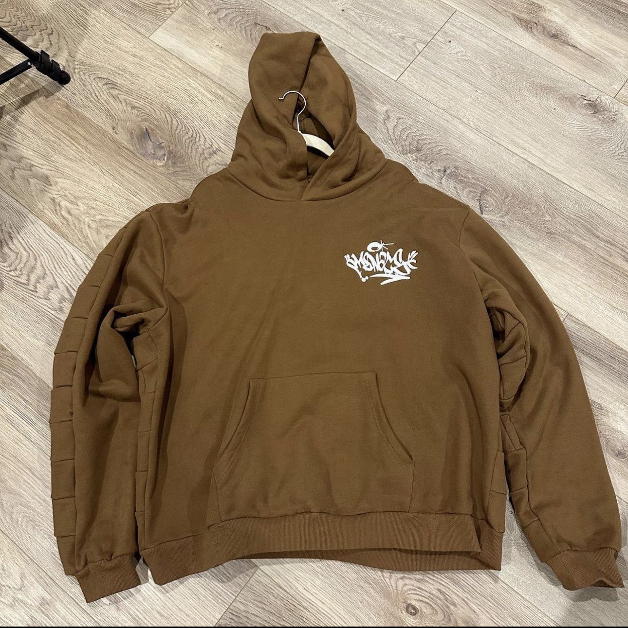 EMBROIDERED BRICK ALLEY-WALL GRAFFITI HOODIE – MENACE