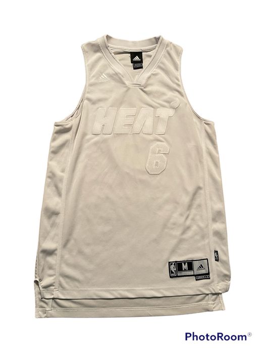 Lebron james white on sale hot heat jersey