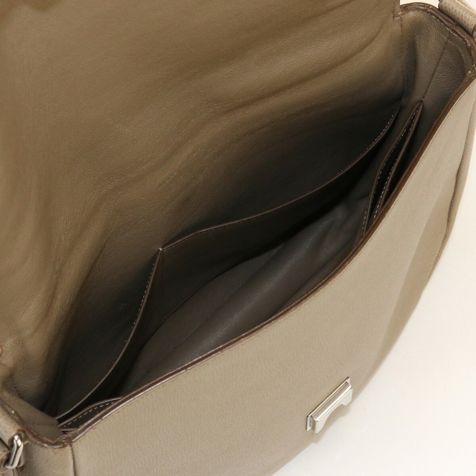 Céline Trotteur shoulder