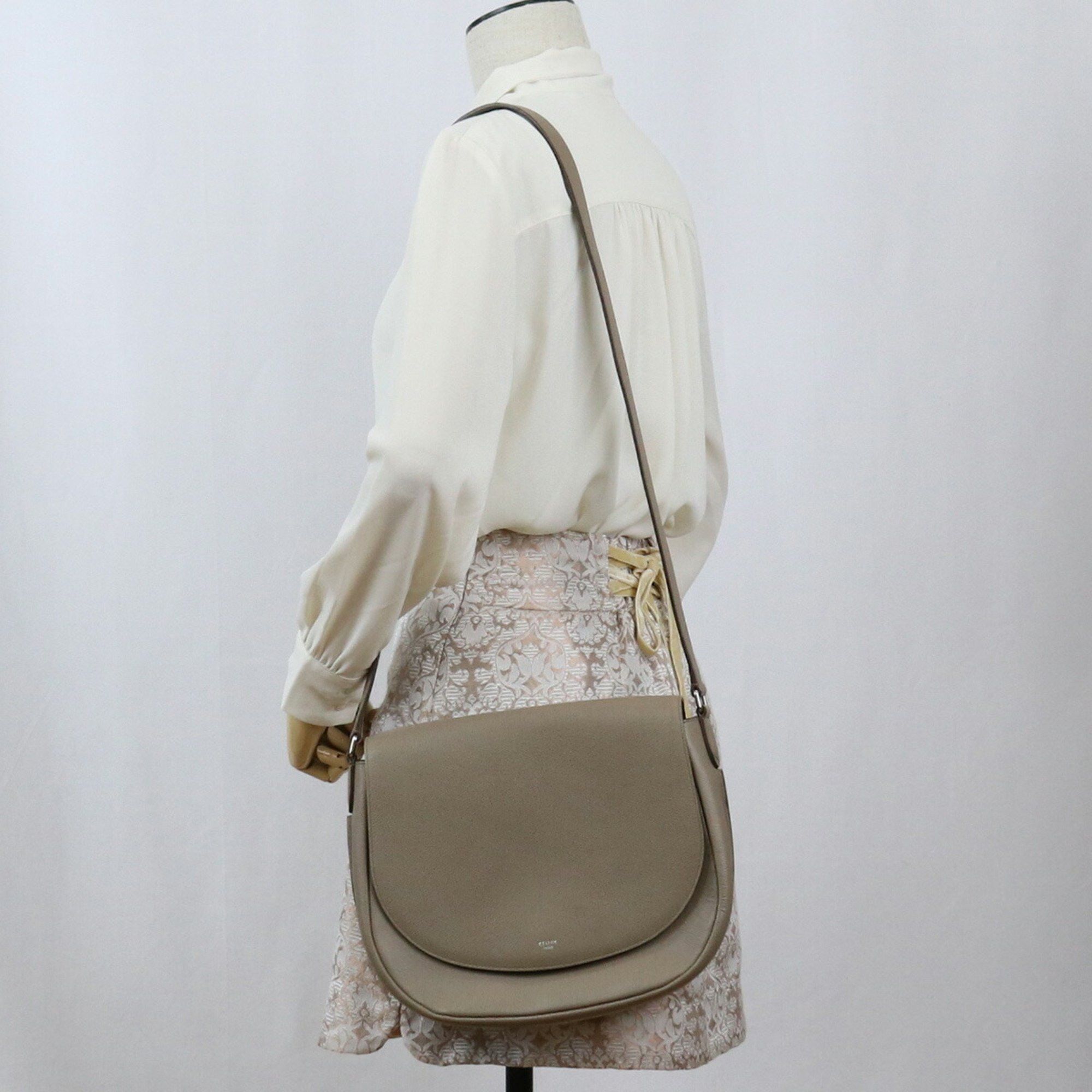 Céline Trotteur shoulder