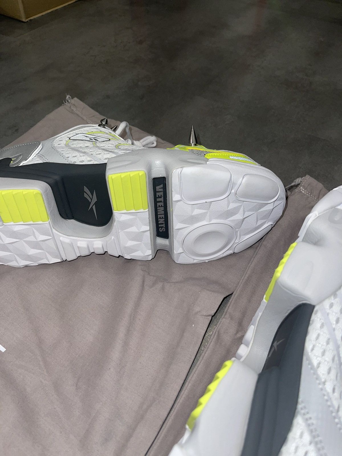 Vetements !DS! SS19 Vetements Spike Runner 400 Low-Top Sneakers Size US 8.5 / EU 41-42 - 16 Thumbnail