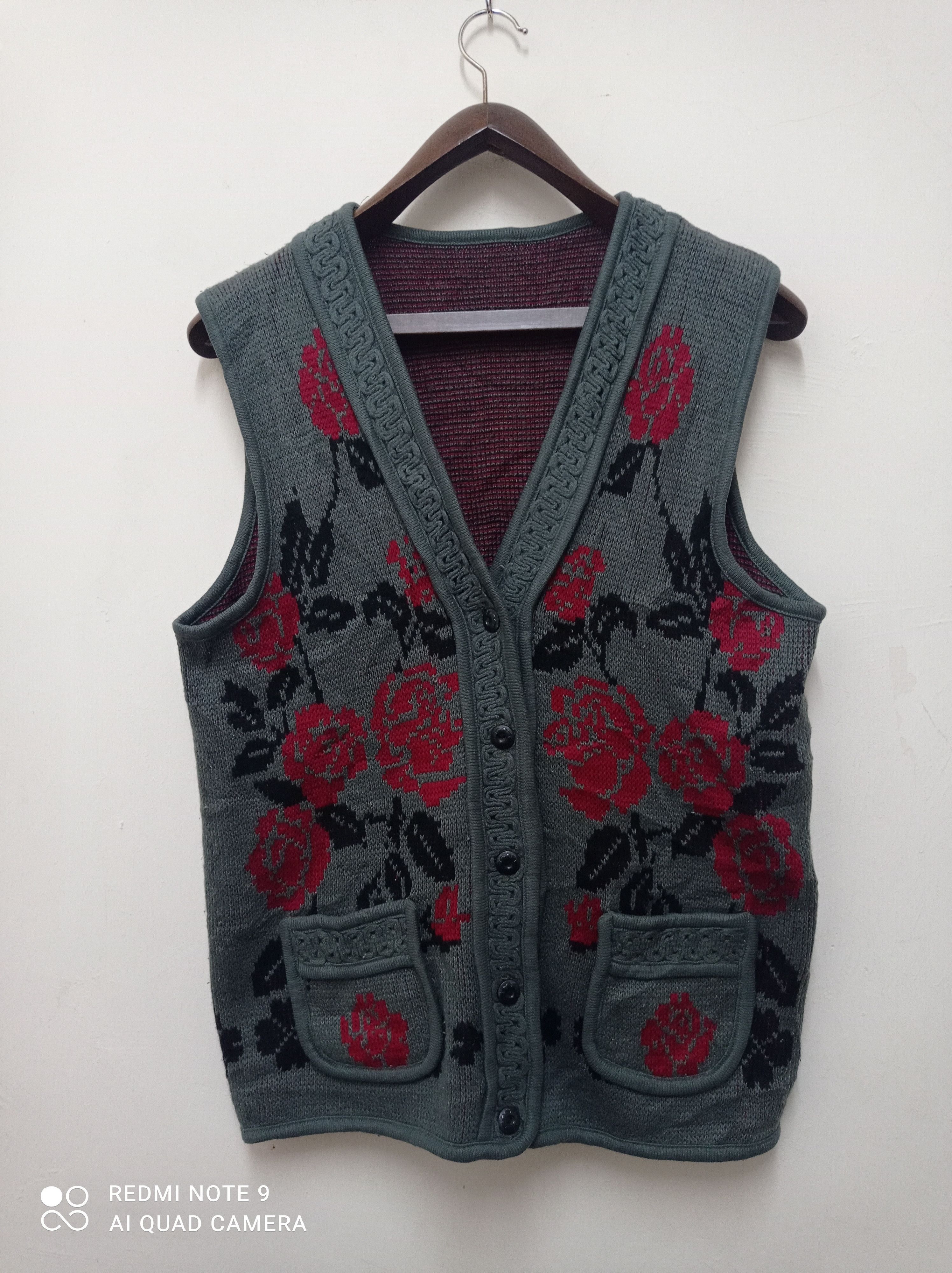 Japanese Brand × Other Vintage Japanese Brand knitted vest floral pattern Size US M / EU 48-50 / 2 - 1 Thumbnail