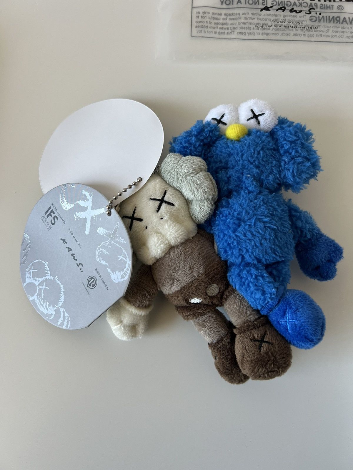 Kaws Kaws Seeing/Watching plush keychain kaws holiday Size ONE SIZE - 2 Thumbnail