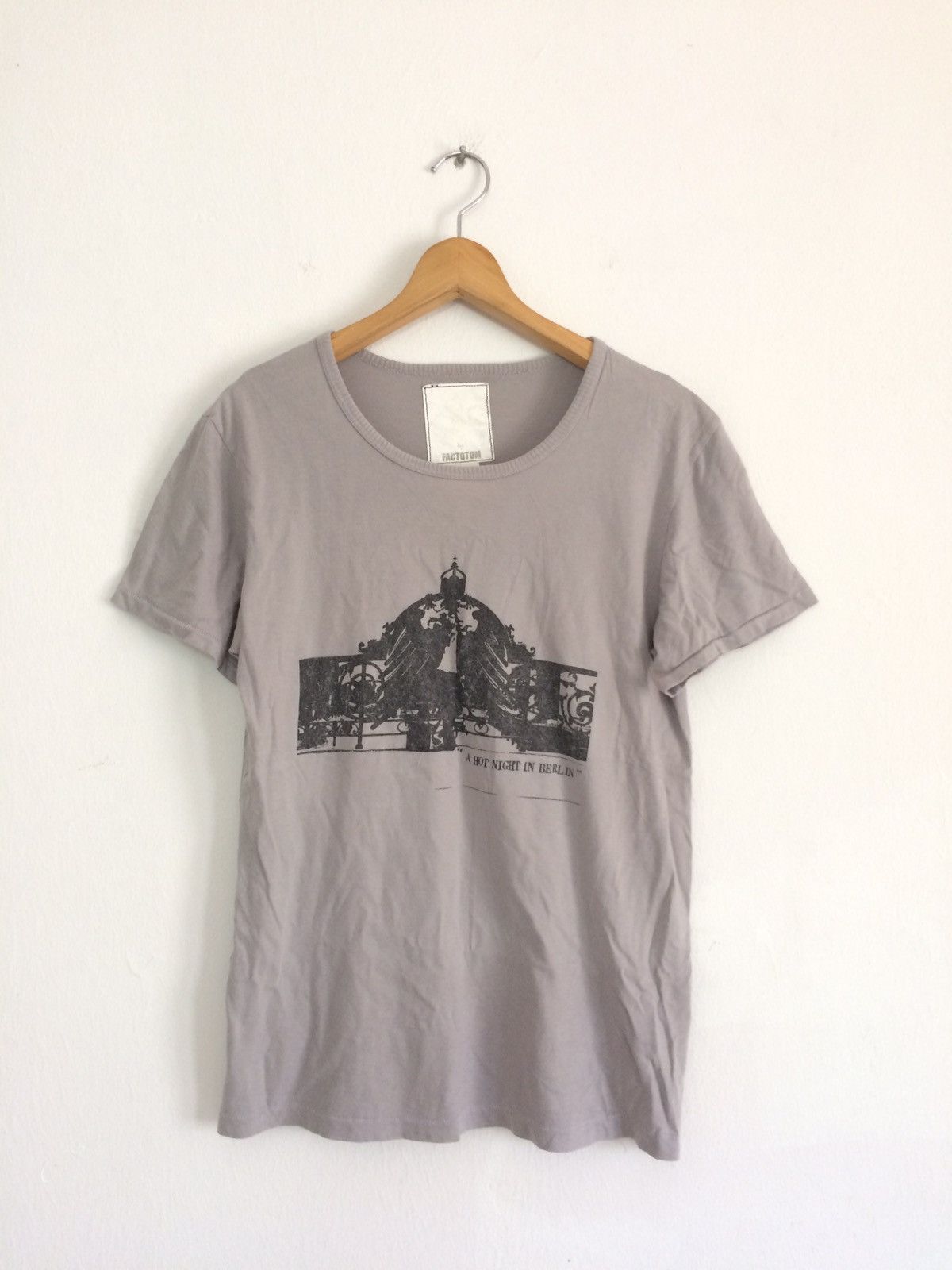 FACTOTUM × Japanese Brand × Vintage 🔥🔥Factotum A Hot Night In Berlin T-Shirt Size US S / EU 44-46 / 1 - 1 Thumbnail