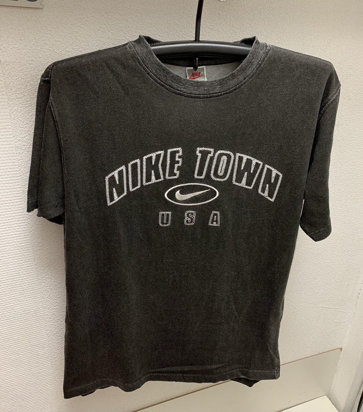 Nike Nike town vintage 1990 t-shirt red tags made in Usa L sz Size US L / EU 52-54 / 3 - 1 Thumbnail