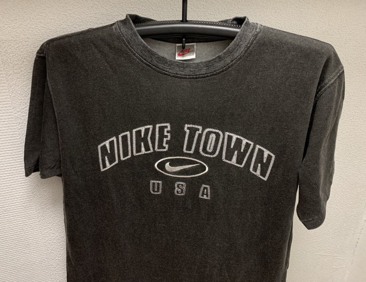 Nike Nike town vintage 1990 t-shirt red tags made in Usa L sz Size US L / EU 52-54 / 3 - 3 Thumbnail
