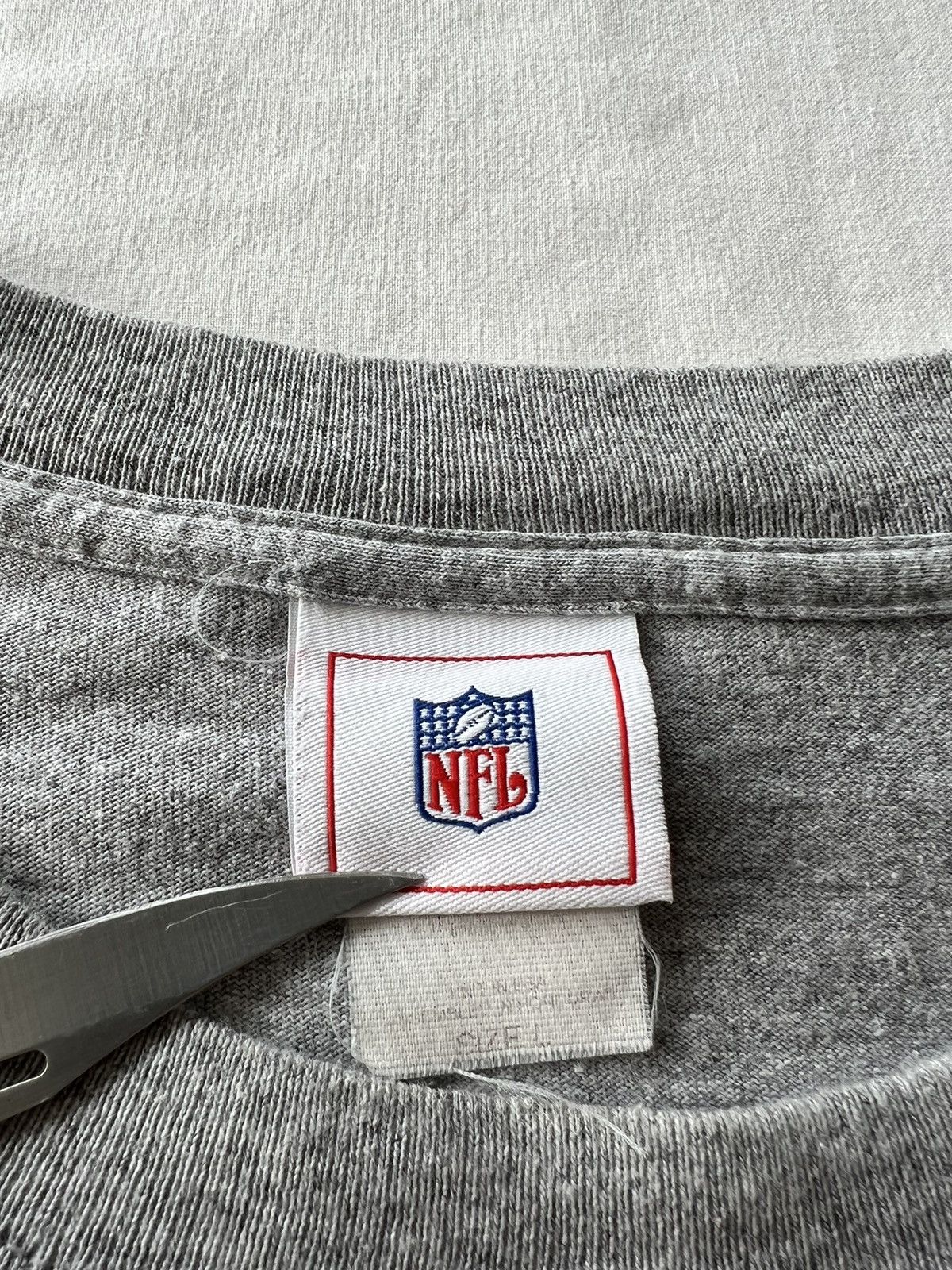 NFL Vintage 2002 Tampa Bay Buccaneers NFL Gray Tee Size US XL / EU 56 / 4 - 10 Thumbnail