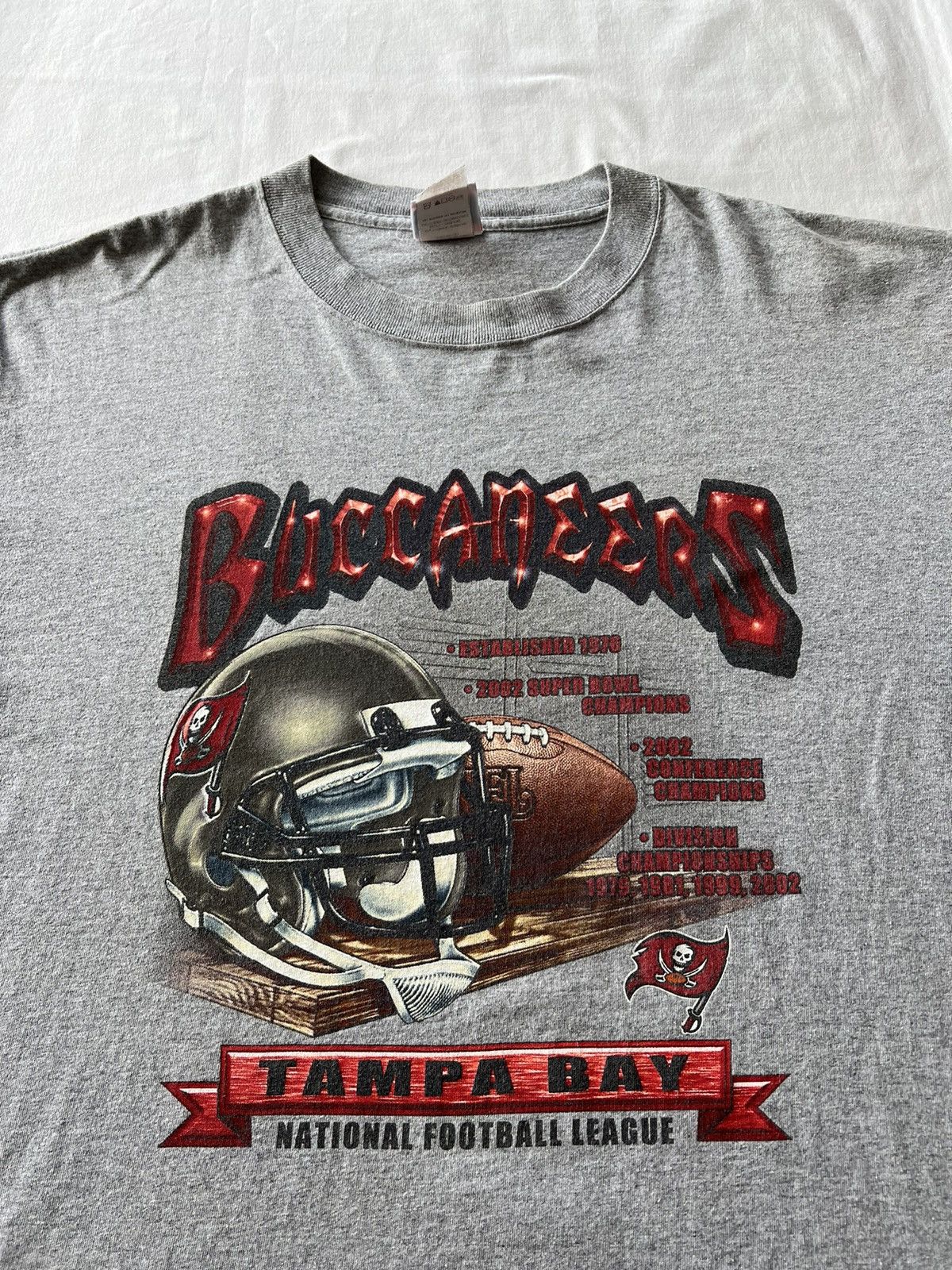 NFL Vintage 2002 Tampa Bay Buccaneers NFL Gray Tee Size US XL / EU 56 / 4 - 3 Thumbnail