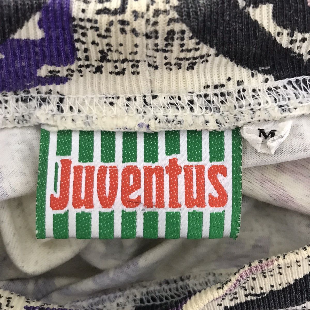 Vintage Vintage 90s JUVENTUS Over Print Surf Football Club Tshirt Size US M / EU 48-50 / 2 - 4 Thumbnail