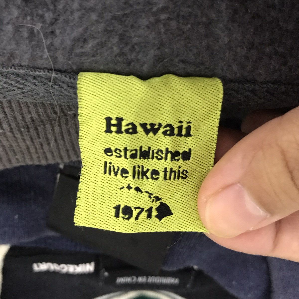 Vintage T&C Surf Design Hawaii USA SURFWEAR Surfing Black Sweatshirt Size US L / EU 52-54 / 3 - 7 Thumbnail